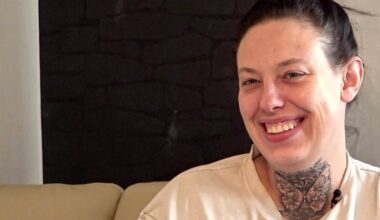 Hartz und herzlich (RTLZWEI) - Bürgergeld-Bezieherin Janine zeigt neues Tattoo: "Eigentlich kostet das gut was ..."