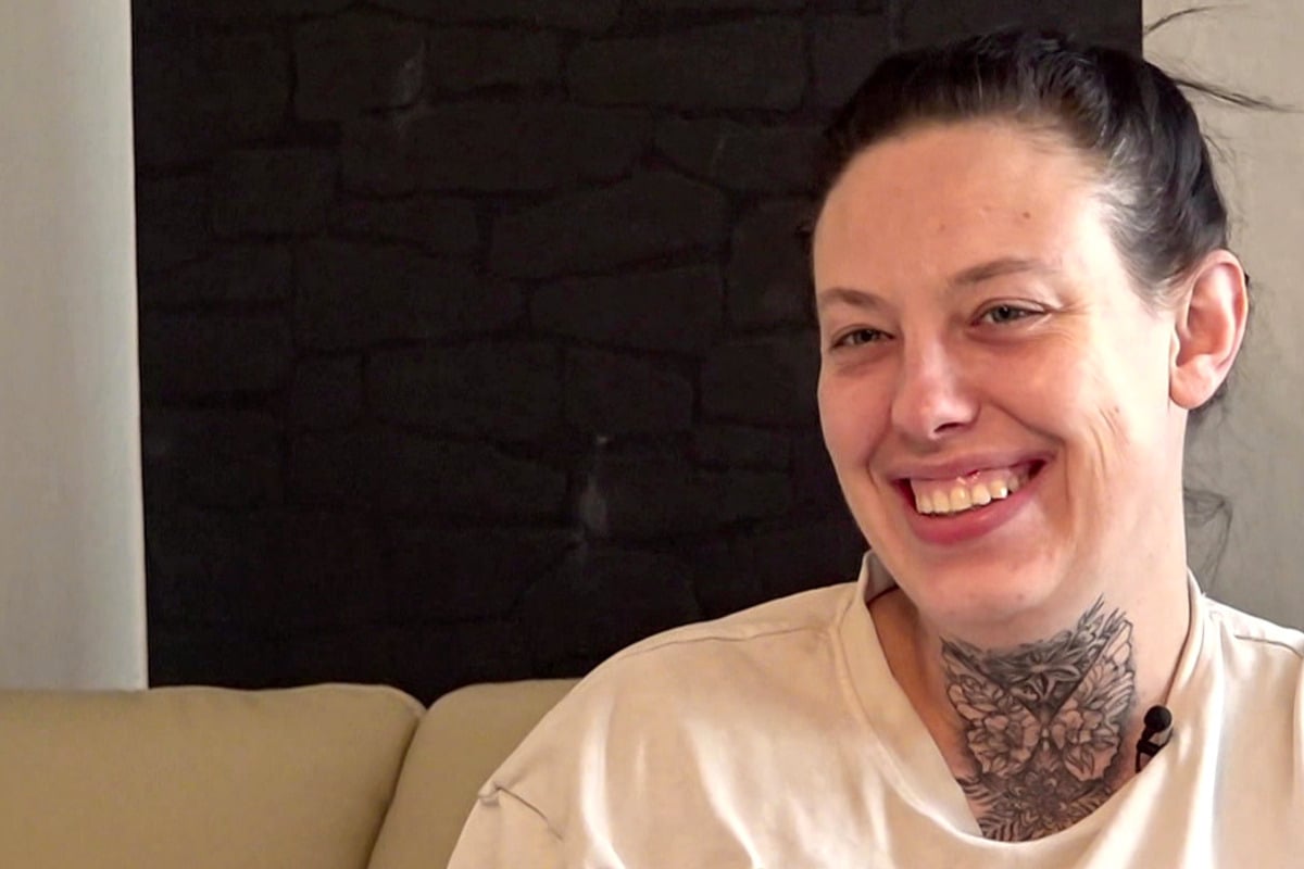 Hartz und herzlich (RTLZWEI) - Bürgergeld-Bezieherin Janine zeigt neues Tattoo: "Eigentlich kostet das gut was ..."