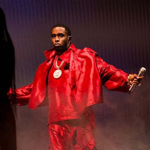 P. Diddy auf der Bühne im roten Anzug, 2023