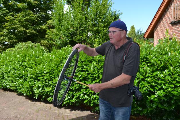 Diesen Fahrradreifen hat Peter Kramer mit LED-Lichtern beklebt, um besondere Fotos zu bekommen.