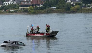 Feuerwehreinsatz bei Graurheindorf: Auto fährt in Rhein