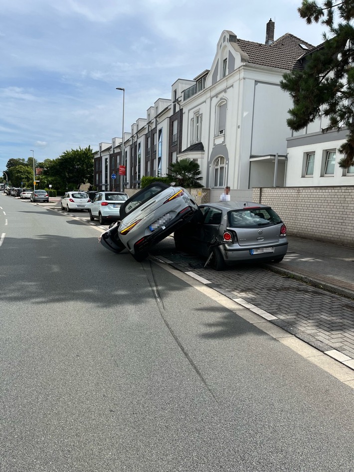 POL-E: Mülheim an der Ruhr: Mercedes-Fahrerin kommt von der Fahrbahn ab und kollidiert mit geparktem VW - Zeugen gesucht