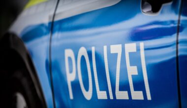 2 Autos durch Brände in Bremen vollständig zerstört