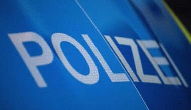 Lkw bleibt in Augsburg stecken