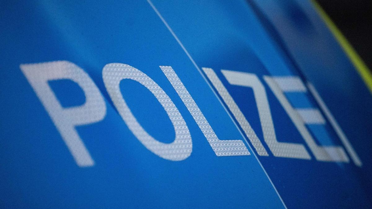 Lkw bleibt in Augsburg stecken