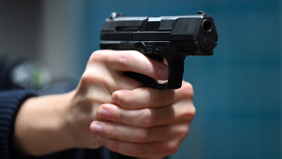 Mann schießt in Chemnitz aus Fenster auf Fußgänger