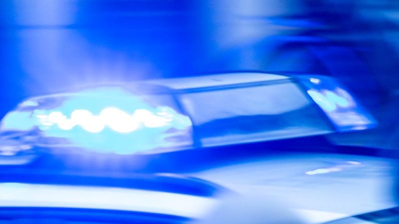 urn:newsml:dpa.com:20090101:250613-935-647350Ein Streifenwagen der Polizei ist mit Blaulicht im Einsatz. Auf dem Kurfürstendamm gibt es einen Polizeieinsatz nach versuchtem Raubüberfall auf Geldtransporter. (zu dpa: «Überfall auf Geldtransporter in Berlin»)