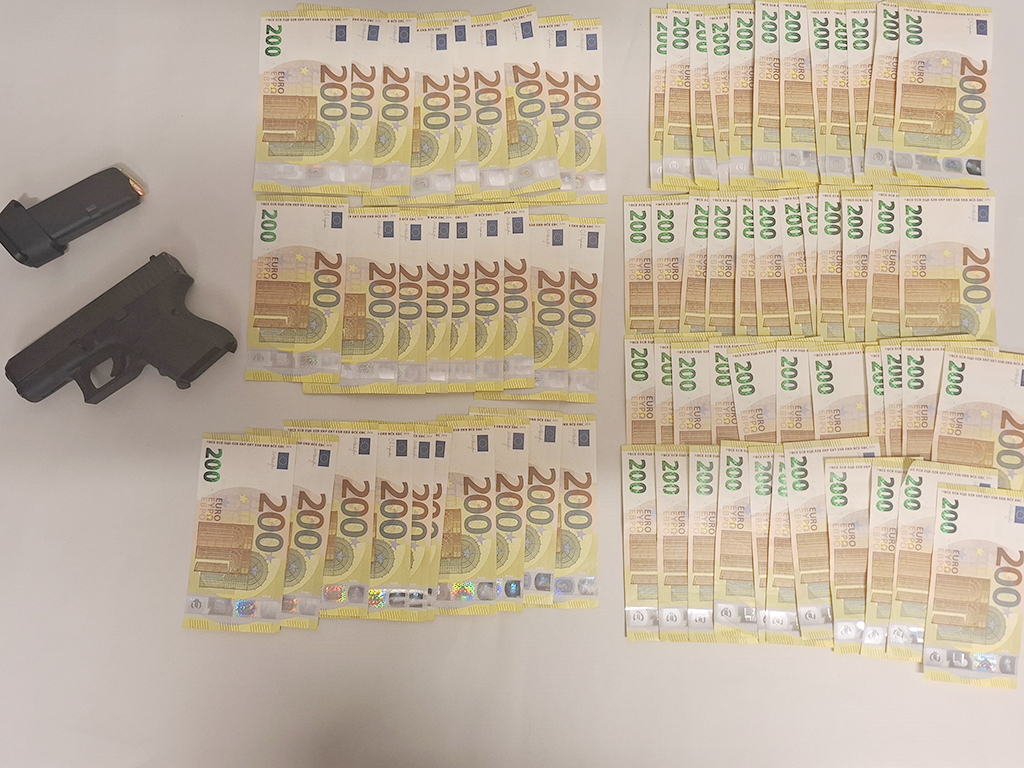 Kölner Polizei findet bei Motorradfahrer 15.000 Euro und eine Schusswaffe