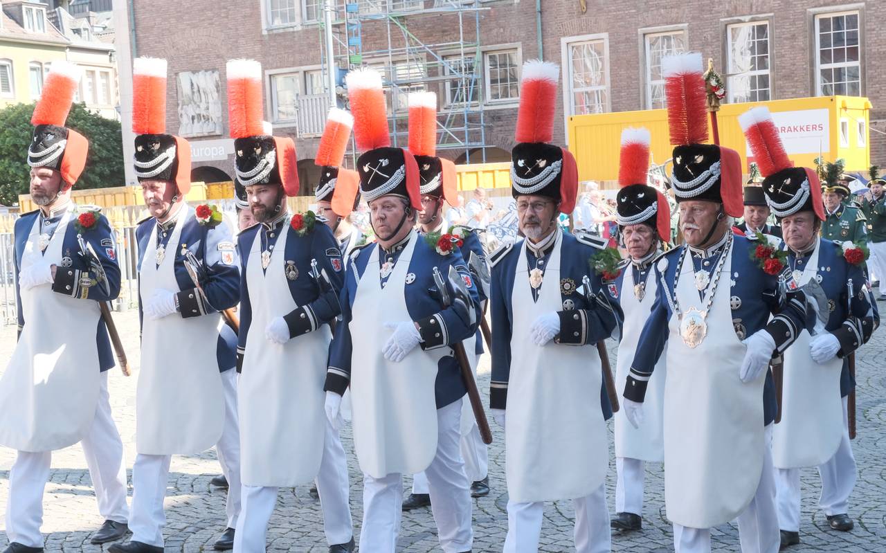 Auf diesem Bild sind Schützen aus Düsseldorf zu sehen. Sie gehören dem Sappeurcorps an und tragen eine traditionelle Uniform.