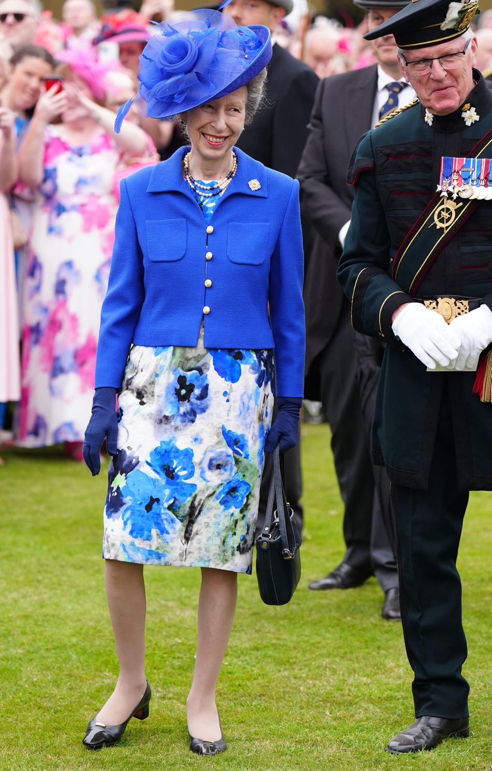 Königin Camilla kopieren? Aber nicht doch! Prinzessin Anne zeigt sich in ganz eigener, blauer Eleganz. 
