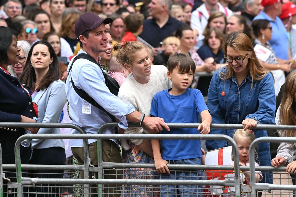Edoardo Mapelli Mozzi und Prinzessin Beatrice warten mit ihren Kids gespannt auf die Frauenfußballmannschaft