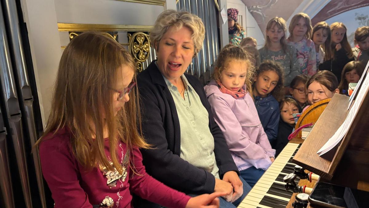 Chorkinder lernen die „alte Dame“ in der Gebenhofener Kirche kennen