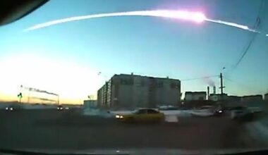 15. Februar 2013, Russland: Das Standbild aus dem Video einer Amaturenbrett-Kamera zeigt die Leuchtspur über Tscheljabinsk, nachdem ein Asteroid in die Erdatmosphäre eingedrungen war.