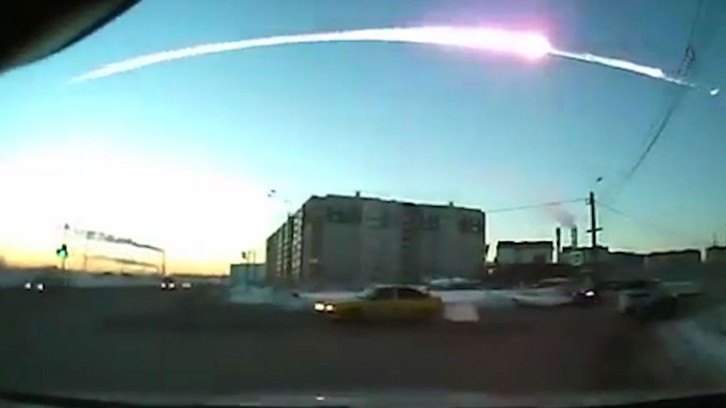 15. Februar 2013, Russland: Das Standbild aus dem Video einer Amaturenbrett-Kamera zeigt die Leuchtspur über Tscheljabinsk, nachdem ein Asteroid in die Erdatmosphäre eingedrungen war.