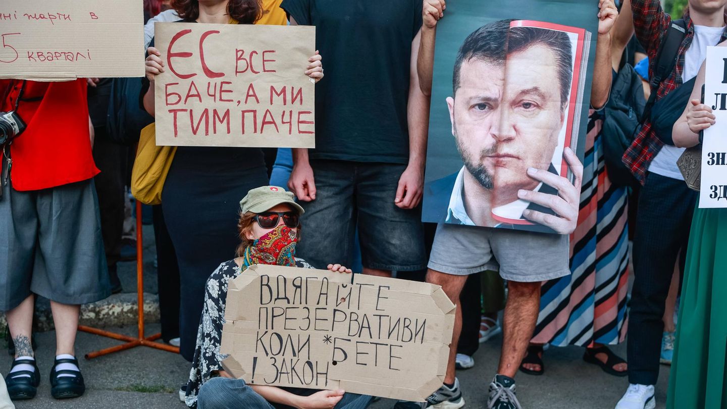 Demo gegen Wolodymyr Selenskyj in der Ukraine
