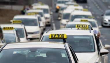 Taxifahrer protestieren in Berlin für Mindestpreise