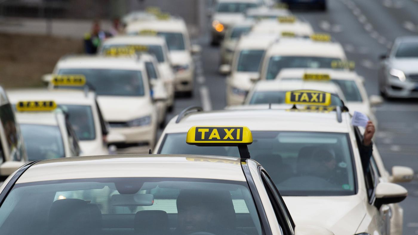 Taxifahrer protestieren in Berlin für Mindestpreise