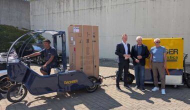 Prominent besetzt: Münchens OB Dieter Reiter, in der Mitte neben Mitinitiator und Radlogistiker Peter Blösl (r.) und Dachser Managing Director Food Logistics Stefan Behrendt, outete sich selbst als nicht unbedingt fahrradfreundlich, aber gewerblich genutzte Lastenräder hält er für überaus sinnvoll.