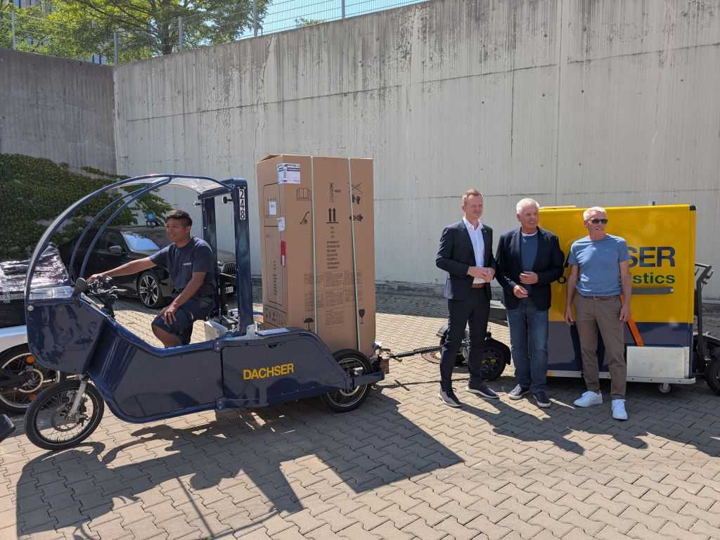 Prominent besetzt: Münchens OB Dieter Reiter, in der Mitte neben Mitinitiator und Radlogistiker Peter Blösl (r.) und Dachser Managing Director Food Logistics Stefan Behrendt, outete sich selbst als nicht unbedingt fahrradfreundlich, aber gewerblich genutzte Lastenräder hält er für überaus sinnvoll.