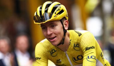 Tadej Pogacar radelt über die Ziellinie der Tour de France bei der Champs-Élysees.
