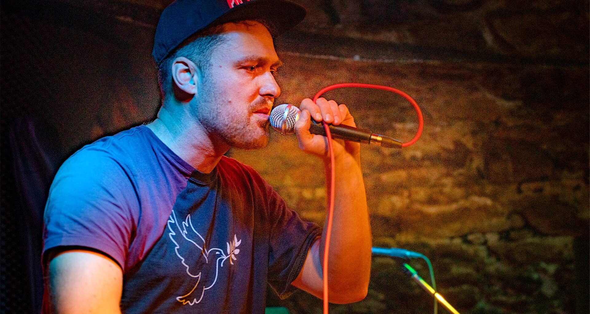Lehrplan mal anders: Wie ein Marburger Lehrer mit Rap Deutschunterricht neu erfindet | hessenschau.de