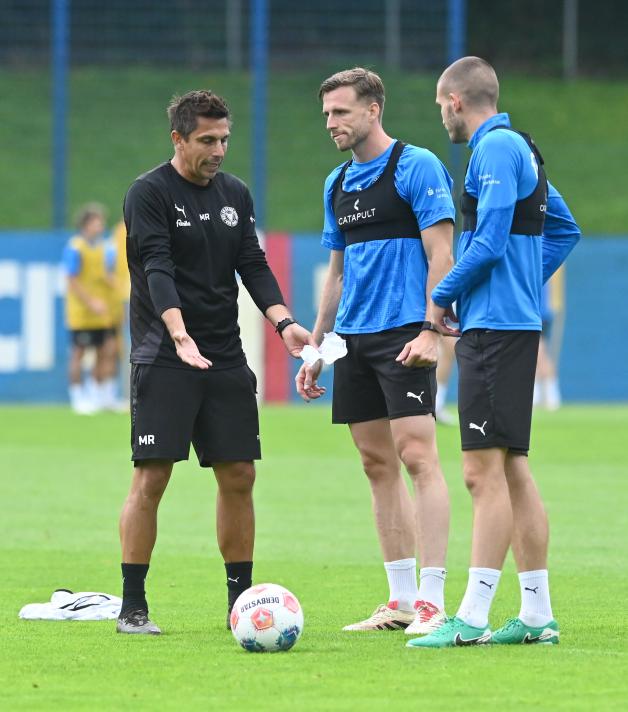 Klare Ansagen im Training von Holstein Kiel: Marcel Rapp im Gespräch mit den Innenverteidigern Carl Johansson (Mitte) und David Zec.