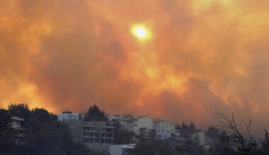 Große Waldbrände in Griechenland: Vororte von Athen evakuiert