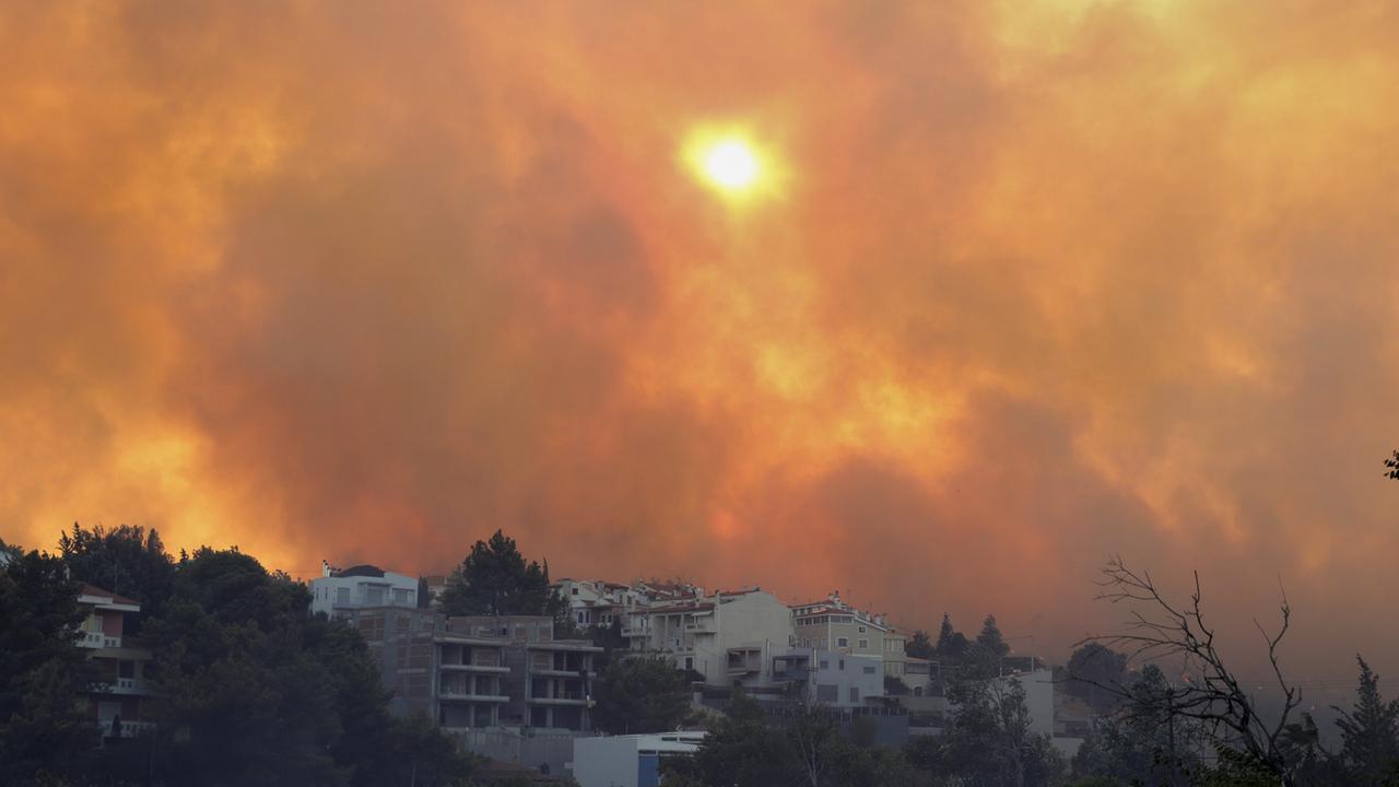 Große Waldbrände in Griechenland: Vororte von Athen evakuiert