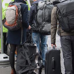 Reisende an einem Fernbus (Quelle: dpa/Boris Roessler)