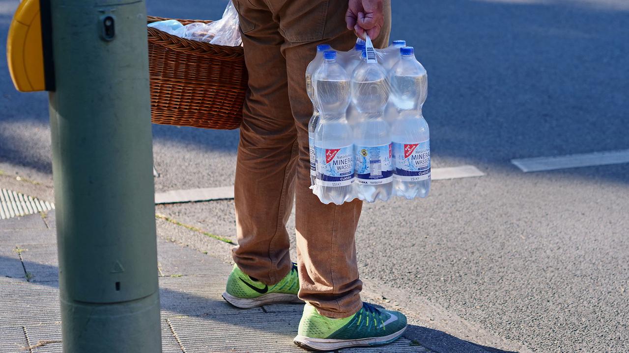 Brandenburg Berlin: Verbraucherschutz: Rückruf für Mineralwasser wegen Keimbelastung