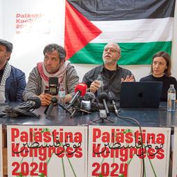 Yuval Gal (l-r), Dror Dayan, Wieland Oban, Karin De Rigo und Nadija Samour vom "Palästina-Kongress" geben eine Pressekonferenz in der Skalitzer Straße in Kreuzberg. (Quelle: dpa/Jörg Carstensen)