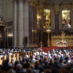 Archivbild: Christian Stäblein, Bischof der Evangelischen Kirche Berlin-Brandenburg-schlesische Oberlausitz, spricht während des Gottesdiensts im Berliner Dom. (Quelle: dpa/Gllnow)