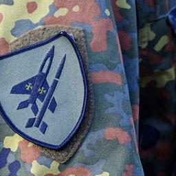 Symbolbild:Ein Jagdflugzeug und eine Rakete sind im Fliegerhorst Holzdorf auf dem Truppenabzeichen vom «Kommando Luftwaffe Berlin» zu sehen.(Quelle:picture alliance/dpa/K.-D.Gabbert)