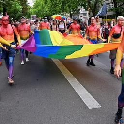 26.07.2025, Berlin: Mit einer überdimensionalen Regenbogenfahne ziehen Teilnehmer bei der 47. Berlin Pride, der Demonstration zum Christopher Street Day (CSD), durch die Stadt. (Quelle: dpa/Bernd von Jutrczenka)