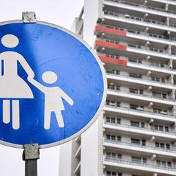 Verkehrsschild für einen Mutter-Kind-Gehweg vor einem Hochhaus in Berlin (Quelle: dpa/Michael Bihlmayer)