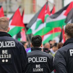 Archivbild: Palästinensische Fahnen werden während einer propalästinensischen Demonstration hinter Polizeibeamten geschwungen. (Quelle: dpa/Gollnow)