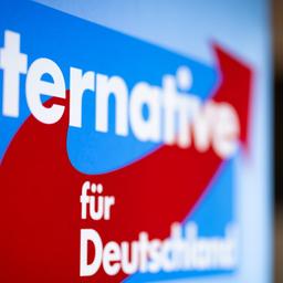 Aufsteller mit dem Schriftzug «Alternative für Deutschland» und dem Logo der AfD.