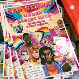 Flyers für den Bernauer CSD beim CSD in Eberswalde (Quelle: imago images/Emmanuele Contini)