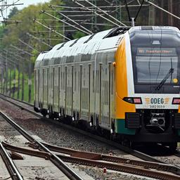 Symbolbild:Ein Regionalzug RB 1 der Odeg mit Fahrtziel Frankfurt (Oder) fährt aus dem Bahnhof Fangschleuse aus.(Quelle:picture alliance/dpa/S.Stache)