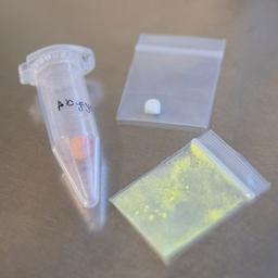 Symbolbild: MDMA in Pulver- und Pillenform liegen in einem Drug-Checking-Labor auf dem Gelände des Fusion-Festivals auf einem Tisch am 20.06.2025. (Quelle: picture alliance/dpa/Philip Dulian)