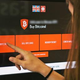 Archivbild: Eine Frau bezieht Bitcoins von einem Bitcoin-Geldautomaten der Falcon Private Bank, aufgenommen am 16. August 2017 in Zuerich. (Quelle: dpa/Christian Beutler)