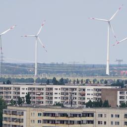 Windkrafträder sind hinter den Häusern Marzahns in nördlicher Richtung zu sehen. 