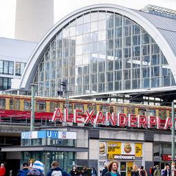 Symbolbild: Alexanderplatz Berlin mit Blick auf den Bahnhof mit seinem Schriftzug Alexanderplatz. (Quelle: dpa/Krick)