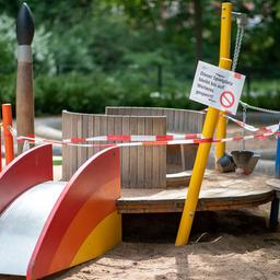 "Dieser Spielplatz bleibt bis auf Weiteres gesperrt" steht auf einem Schild auf einem Spielplatz. (Quelle: dpa/Daniel Karmann)