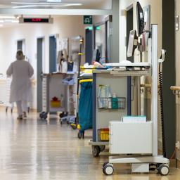 Symbolbild: Eine Mitarbeiterin läuft über den Flur eines Krankenhauses (Quelle: picture alliance/Fotostand)