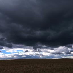 Symbolbild: Gewitterwolken ziehen über die Uckermark.(Quelle:imago images/serienlicht)