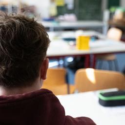 Ein Schüler sitzt an einem Tisch im Klassenzimmer einer Schule. (Quelle: dpa/Leonie Asendorpf)