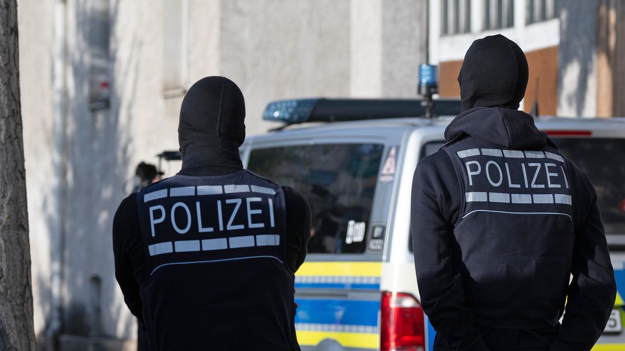 Berlin: Razzia gegen fünf Rechtsextremisten: Polizei durchsucht Wohnungen in Berlin-Marzahn