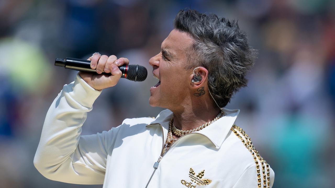 Berlin: Robbie Williams trotz dem Regen und begeistert 22.000 Fans in der Berliner Waldbühne