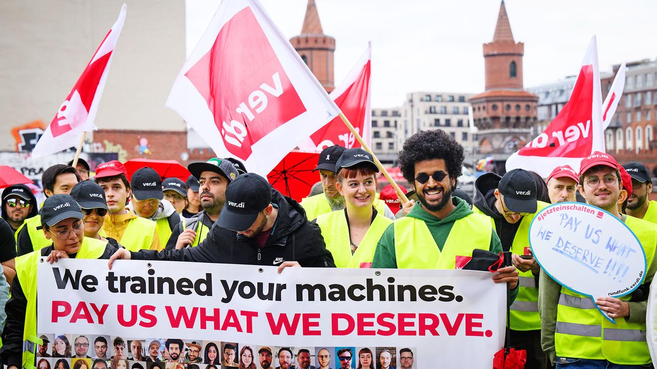 Berlin: Berliner Tiktok-Mitarbeiter protestieren gegen Wegfall ihrer Jobs